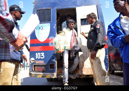 Karachi. 15 Feb, 2015. Rilasciati i pescatori indiani arrivino a una stazione ferroviaria nel sud del Pakistan città portuale di Karachi, Feb 15, 2015. Le autorità pachistane hanno rilasciato 172 pescatori indiani da Karachi in un gesto di domenica. © Masroor/Xinhua/Alamy Live News Foto Stock