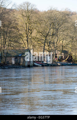 Una attività di pesca e di fattoria sulla riva del Esthwaite acqua vicino Hawkshead, Parco Nazionale del Distretto dei Laghi Cumbria Inghilterra England Regno Unito Foto Stock