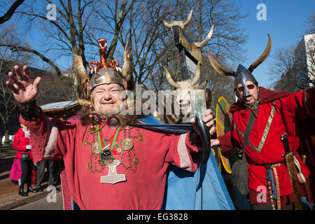 Düsseldorf, Germania. 15 febbraio 2015. Uomini in costumi vichinghi. Le celebrazioni del carnevale di strada si svolgono a Königsallee (Kö) Düsseldorf, in vista della tradizionale parata del lunedì delle Shrove (Rosenmontagszug). Foto: Carnivalpix/Alamy Live News Foto Stock