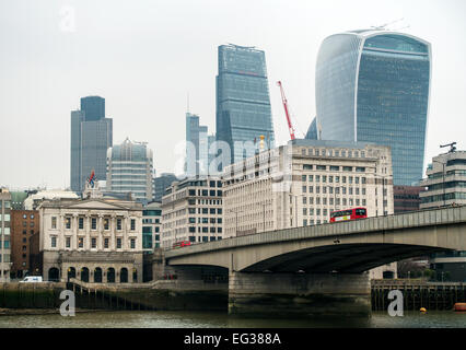 Ponte di Londra e la City di Londra, in un freddo giorno di febbraio Foto Stock