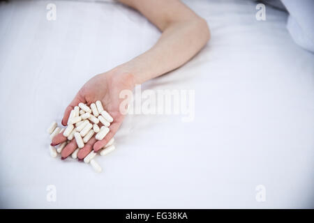 Primo piano immagine di una femmina di mano azienda pillole Foto Stock