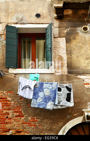 Abbigliamento outdoor a secco a Venezia, Italia Foto Stock