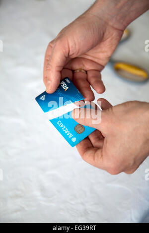 Azienda tagliare le schede in alto Foto Stock