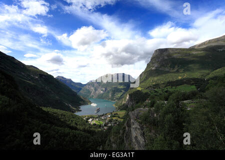 Vista delle navi da crociera in Geirangerfjord, Geiranger città patrimonio dell'Umanità UNESCO, regione di Sunnmøre, contea di Møre og Romsdal, Foto Stock