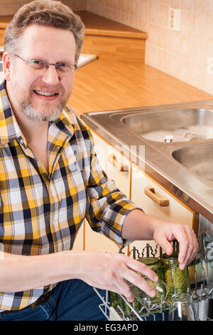 L'uomo facendo domestiche Foto Stock