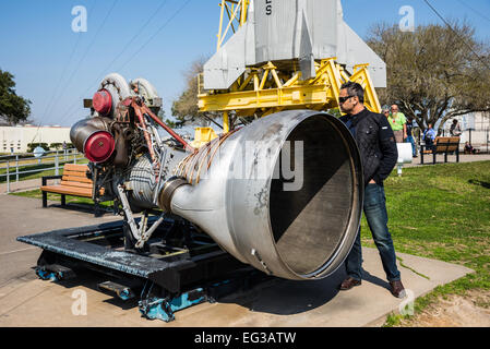 Un turista maschio prende uno sguardo ravvicinato di un motore a razzo presso la NASA Johnson Space Center a Houston, Texas, Stati Uniti d'America. Foto Stock