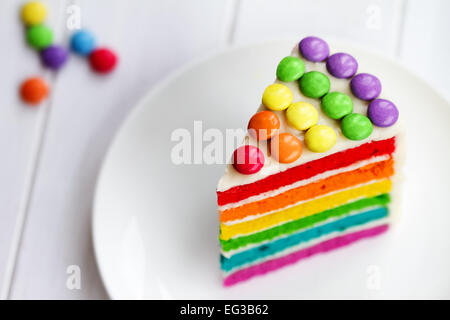 Sezioni colorate di rainbow layer cake Foto Stock