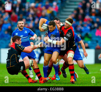 Dublino, Irlanda. 15 Feb, 2015. Guinness Pro12 campionato. Leinster contro draghi. Jimmy Gopperth (Leinster) tentativi di sfondare le affronta. Credito: Azione Sport Plus/Alamy Live News Foto Stock