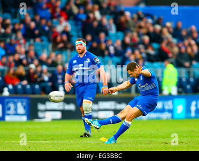 Dublino, Irlanda. 15 Feb, 2015. Guinness Pro12 campionato. Leinster contro draghi. Jimmy Gopperth (Leinster) calci una penalità. Credito: Azione Sport Plus/Alamy Live News Foto Stock