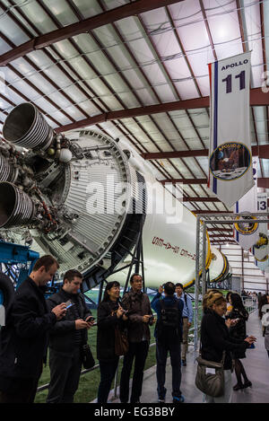 Visitatori stand lettura su Apollo 11 a fianco del Saturn V rocket presso la NASA Johnson Space Center a Houston, Texas, Stati Uniti d'America. Foto Stock