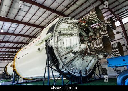 Primo stadio del Saturn V rocket e motori presso la NASA Johnson Space Center a Houston, Texas, Stati Uniti d'America. Foto Stock