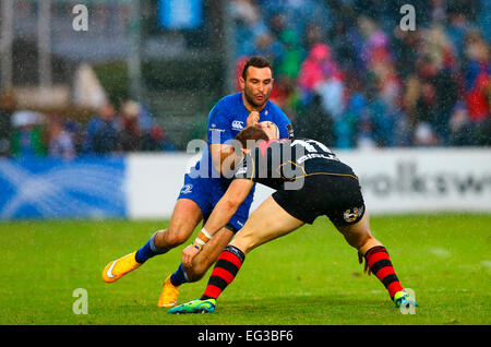 Dublino, Irlanda. 15 Feb, 2015. Guinness Pro12 campionato. Leinster contro draghi. Dave Kearney (Leinster) viene affrontato da Hallam Amos (Dragons). Credito: Azione Sport Plus/Alamy Live News Foto Stock