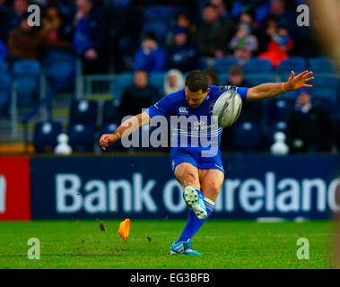 Dublino, Irlanda. 15 Feb, 2015. Guinness Pro12 campionato. Leinster contro draghi. Jimmy Gopperth (Leinster) calci una penalità. Credito: Azione Sport Plus/Alamy Live News Foto Stock