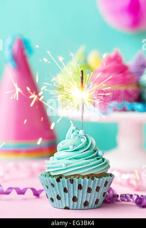 Tortina di compleanno con sparkler Foto Stock
