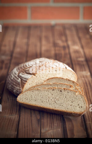 Fette di pane sul tavolo di legno Foto Stock