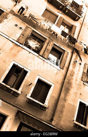 Vecchia casa in Venezia, Italia. Immagine in bianco e nero, seppia Foto Stock