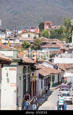 Case colorate con tetti in tegole rosse sulla strada con vista di salita della collina case di San Cristobal de las Casas, Chiapas Foto Stock