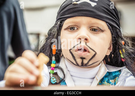 Sitges, Catalogna, Spagna. 15 Feb, 2015. Un giovanissimo reveler in un costume pirata corse su un galleggiante durante i bambini sfilata di carnevale a Sitges. Credito: Matthias Oesterle/ZUMA filo/ZUMAPRESS.com/Alamy Live News Foto Stock