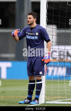 Udine, Italia. 15 Feb, 2015. Udinese il portiere Orestis Karnezis durante il campionato italiano di una partita di calcio tra Udinese e Lazio di domenica 15 febbraio 2015 in Friuli Stadium. Credito: Andrea Spinelli/Alamy Live News Foto Stock