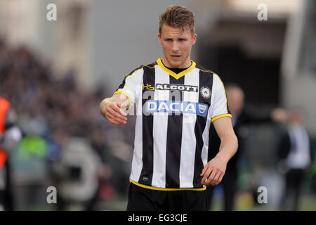 Udine, Italia. 15 Feb, 2015. Udinese il centrocampista Silvan Widmer durante il campionato italiano di una partita di calcio tra Udinese e Lazio di domenica 15 febbraio 2015 in Friuli Stadium. Credito: Andrea Spinelli/Alamy Live News Foto Stock