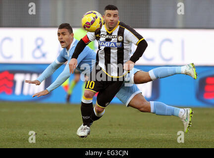 Udine, Italia. 15 Feb, 2015. Udinese di avanti Antonio Di Natale che combatte per la palla con il Lazio il difensore Mauricio durante il campionato italiano di una partita di calcio tra Udinese e Lazio di domenica 15 febbraio 2015 in Friuli Stadium. Credito: Andrea Spinelli/Alamy Live News Foto Stock