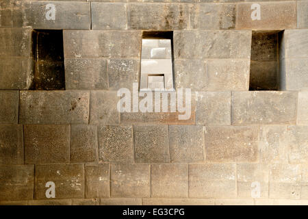 Tre finestre di forma trapezoidale e parete Inca, tempio dell'arcobaleno, Coricancha, Convento de Santo Domingo del Cusco, Cusco, Perù Foto Stock