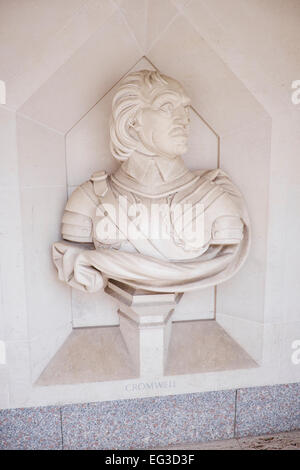 Busto di Oliver Cromwell fuori la Guildhall Art Gallery Gresham Street City Of London REGNO UNITO Foto Stock