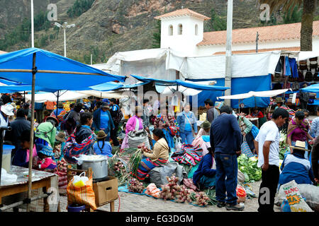 Il fornitore si spegne e San Pedro Apostol (St. Pietro Apostolo) Chiesa, Pisac mercato domenicale, Cusco, Perù Foto Stock