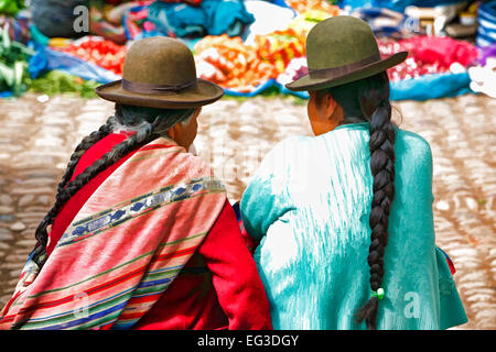 Le donne quechua, Pisac mercato domenicale, Cusco, Perù Foto Stock