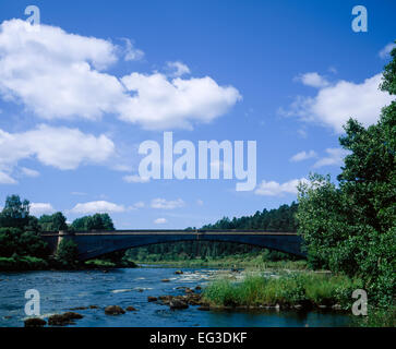 Il Fiume Spey vicino Speybridge Grantown-on-Spey vicino a Aviemore Scozia Speyside Foto Stock