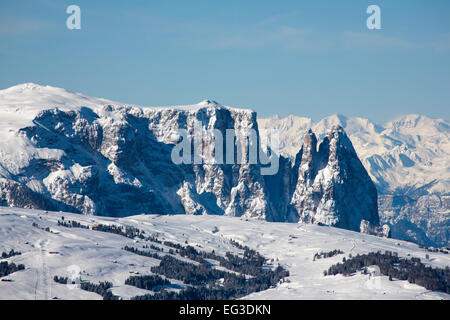 Le cime innevate dello Sciliar Sciliar con affioramenti di Postal Castello Euringer e Santner Dolomiti Italia Foto Stock