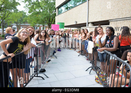 5 secondi di estate eseguire live durante un incontro e saluto a Q102 stazione radio in Philadelphia dove: Philadelphia, Pennsylvania, Stati Uniti quando: 13 Ago 2014 Foto Stock