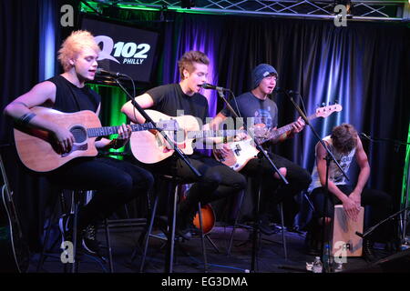 5 secondi di estate eseguire live durante un incontro e saluto a Q102 stazione radio in Philadelphia con: 5SOS,5 secondi di estate dove: Philadelphia, Pennsylvania, Stati Uniti quando: 13 Ago 2014 Foto Stock