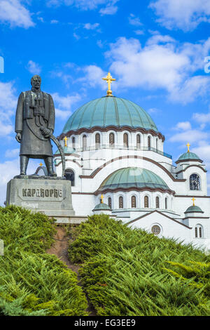 La cattedrale di hram svetog sava San Sava a Belgrado in Serbia che mostra le cupole e architettura e karadjordje in primo piano