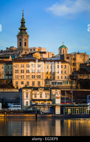 Saborna Crkva St. Michael's Cathedral di Belgrado, in Serbia visto al tramonto e con il lungomare si riflette nel fiume Sava Foto Stock