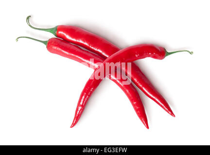 3 peperoncino rosso si snodano isolati su sfondo bianco Foto Stock