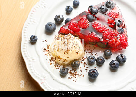 Jelly dessert con lamponi mirtilli e gelato Foto Stock