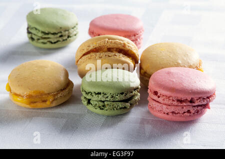 Tradizionale Francese macaron colorati su un tavolo per la prima colazione Foto Stock