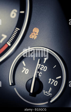 Indicatore della temperatura del liquido di raffreddamento sul cruscotto dell'automobile. Foto Stock