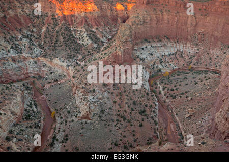 Il Fremont River si snoda attraverso la statale Goosenecks a Capitol Reef National Park nello Utah. Stati Uniti d'America. cadere Foto Stock