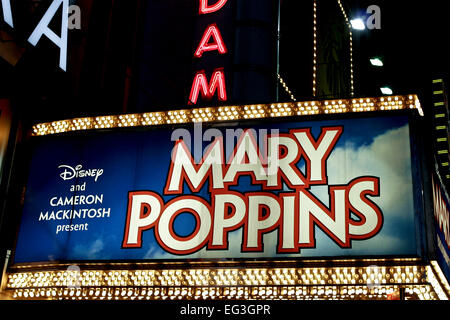 Spettacolo con cartelloni Mary Poppins, Teatro New Amsterdam, quartiere dei teatri di notte. Times Square. New York City, New York, NY, Stati Uniti d'America, Stati Uniti Foto Stock