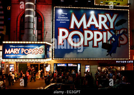 I cartelloni di Mary Poppins Broadway si esibire al New Amsterdam Theatre, 42° strada, quartiere dei teatri di notte. Times Square. New York City, New York, New York, Stati Uniti Foto Stock