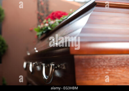 La religione, la morte e il dolor - funerari e cimiteriali; funerale con bara Foto Stock