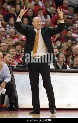 Madison, Wisconsin, Stati Uniti d'America. 15 Feb, 2015. Illinois coach John Groce grida le istruzioni durante il NCAA pallacanestro tra il Wisconsin Badgers e Illinois Fighting Illini a Kohl Center a Madison, WI. Wisconsin sconfitto Illinois 68-49. John Fisher/CSM Credito: Cal Sport Media/Alamy Live News Foto Stock