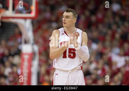 Madison, Wisconsin, Stati Uniti d'America. 15 Feb, 2015. Wisconsin Badgers avanti Sam Dekker #15 durante il NCAA pallacanestro tra il Wisconsin Badgers e Illinois Fighting Illini a Kohl Center a Madison, WI. Wisconsin sconfitto Illinois 68-49. John Fisher/CSM Credito: Cal Sport Media/Alamy Live News Foto Stock