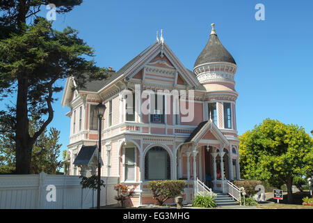 Una rosa casa vittoriana a Eureka, California, Stati Uniti Foto Stock