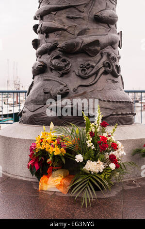 Pescatore terminale della barca da pesca memorial con fiori Seattle Foto Stock