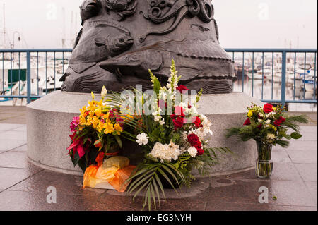 Pescatore terminale della barca da pesca memorial con fiori Seattle Foto Stock