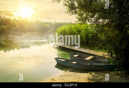 Barche vicino molo bella mattinata estiva Foto Stock