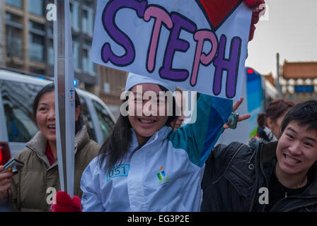 Vancouver, Canada-Feb,12,2010: una giovane ragazza, scelto per portare le Olimpiadi Invernali 2010 torcia nel centro cittadino di Vancouver . Foto Stock